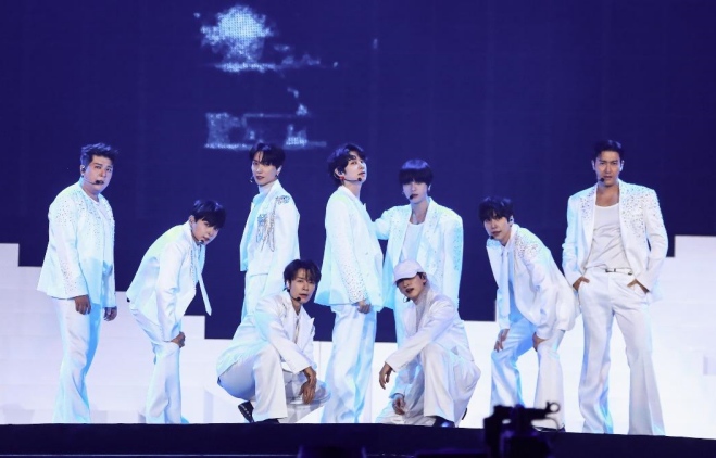 [감동리뷰] 슈퍼주니어와 아푸의 액션이 서로를 울렸다! 3만 관객 환호, 수레는 가차 없이 공연장을 돌았다..SJ는 중국 노래 '적어도 나에겐 아직 너'를 깜짝 열창했다. 대표 이미지